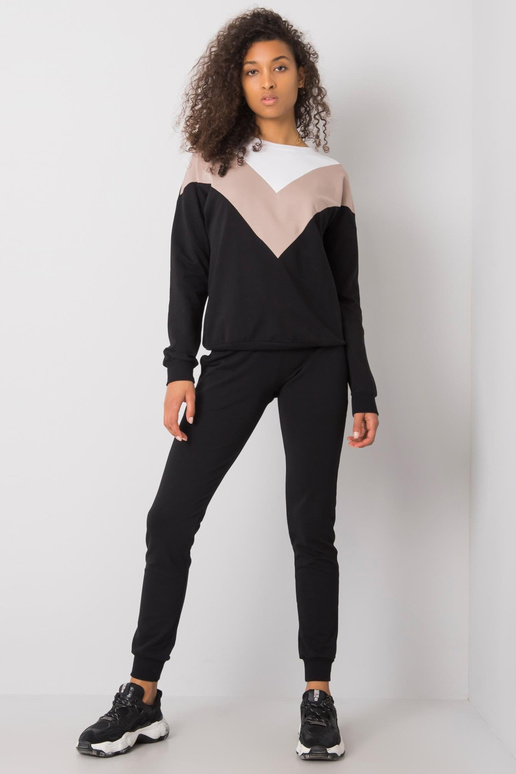 Tumši bēša un melna sporta tērpa... Tumši bēša un melna sporta tērpa...