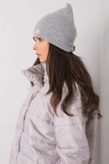 Pelēka sieviešu cepure