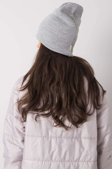 Pelēka sieviešu cepure 2