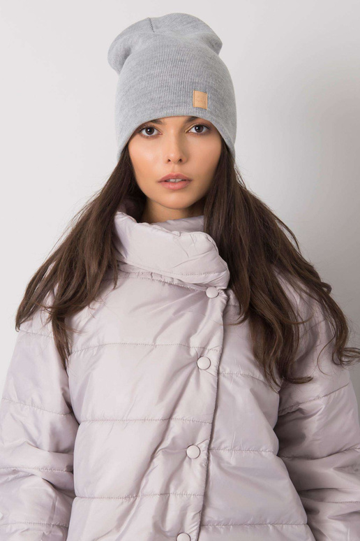 Pelēka sieviešu cepure