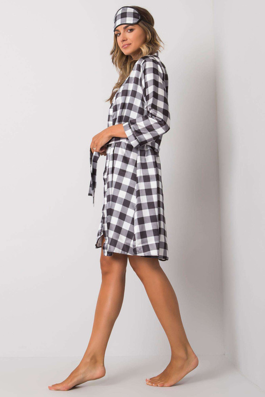 Balts un melns trīsdaļīgs rūtains...