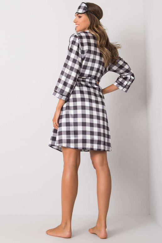 Balts un melns trīsdaļīgs rūtains...