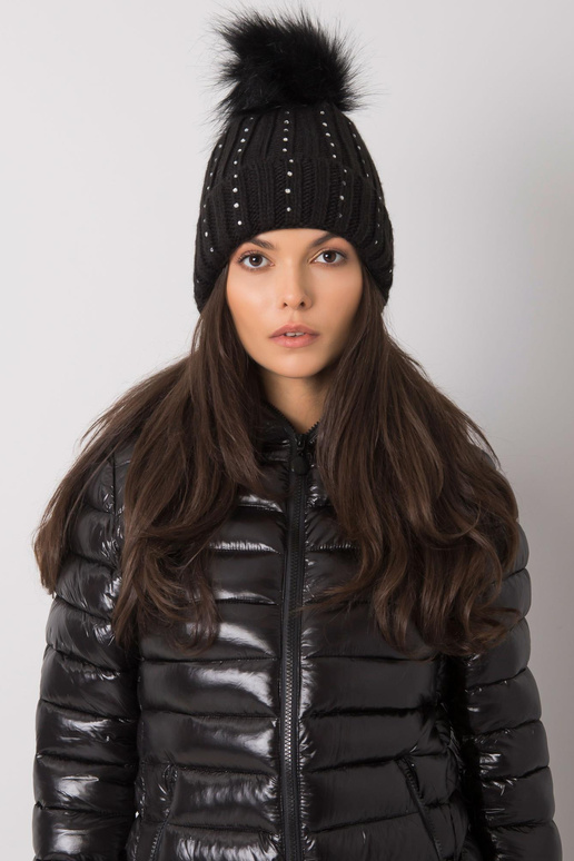 Melna ziemas cepure ar aplikāciju