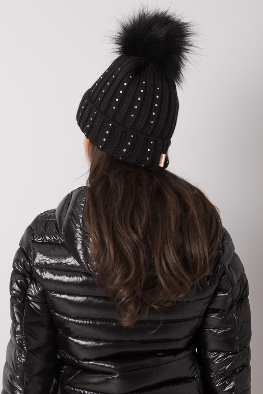 Melna ziemas cepure ar aplikāciju