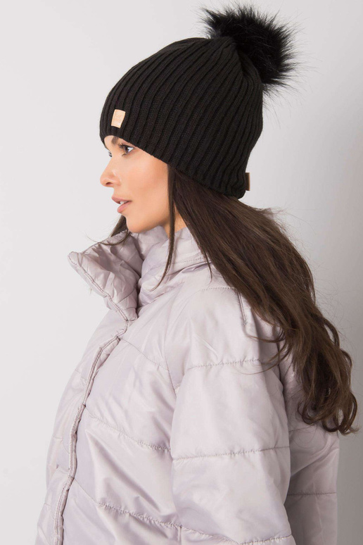 Melna polsterēta sieviešu cepure ar...