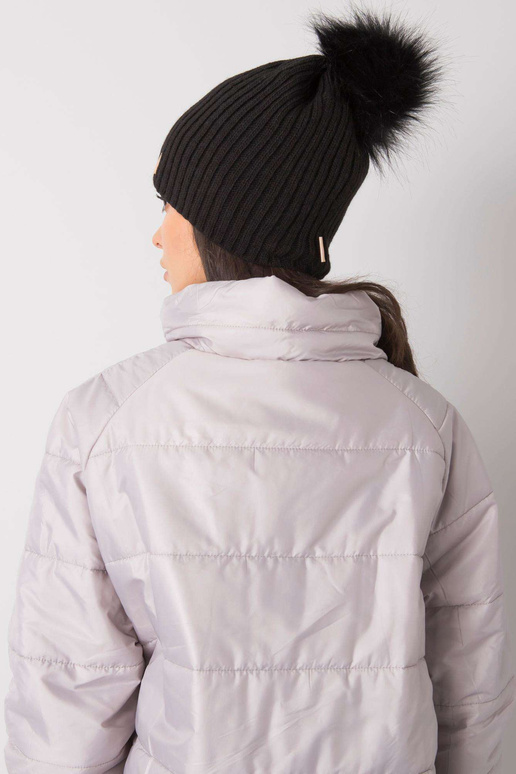 Melna polsterēta sieviešu cepure ar...