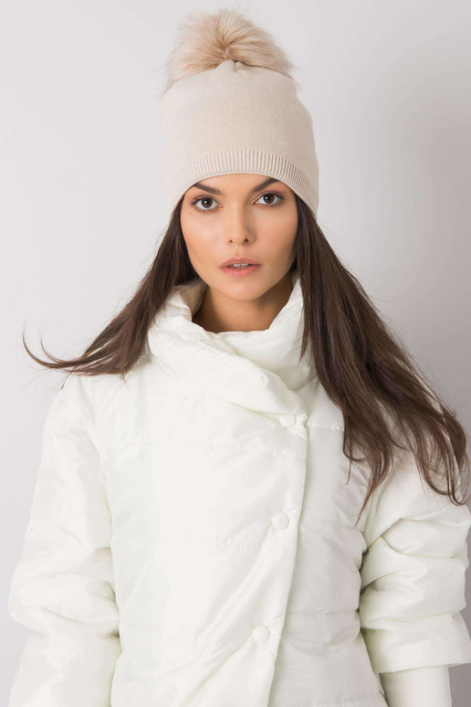 Bēša izolēta sieviešu cepure ar pušķi