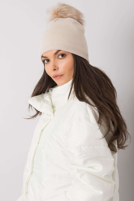 Bēša izolēta sieviešu cepure ar pušķi