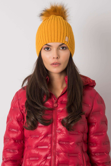 Tumši dzeltena izolēta...