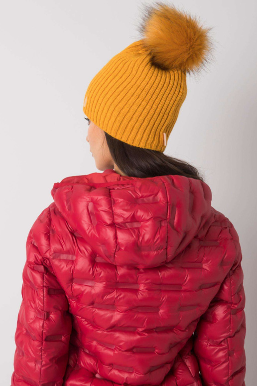 Tumši dzeltena izolēta sieviešu...