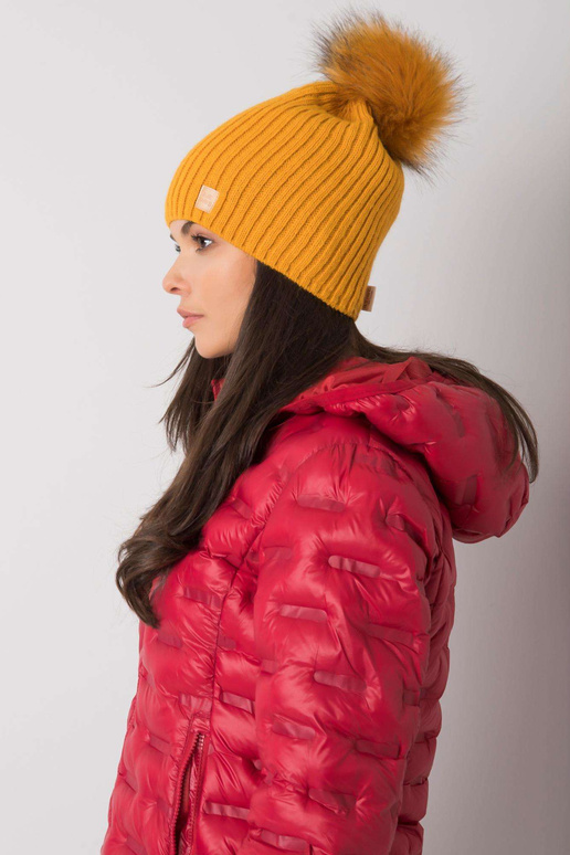 Tumši dzeltena izolēta sieviešu...