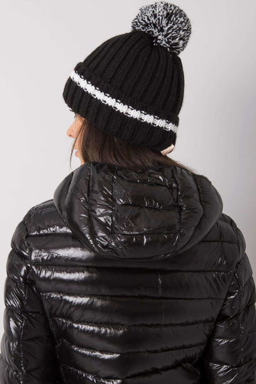 Melna cepure ar pomponu