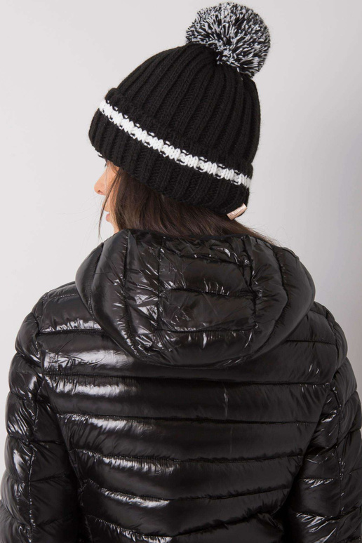 Melna cepure ar pomponu