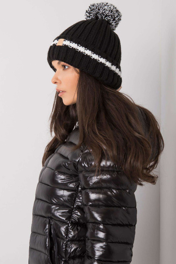Melna cepure ar pomponu 2
