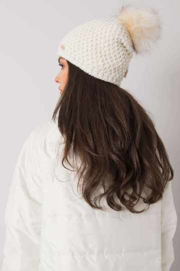 Balta ziemas cepure ar pomponu
