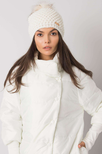 Balta ziemas cepure ar pomponu 2