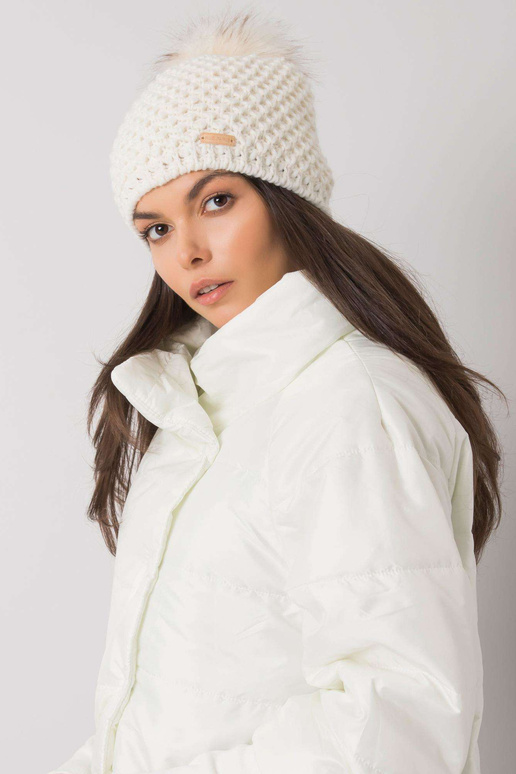 Balta ziemas cepure ar pomponu