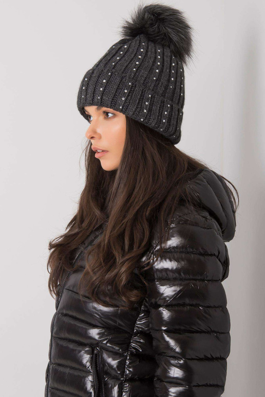 Tumši pelēka ziemas cepure ar aplikāciju