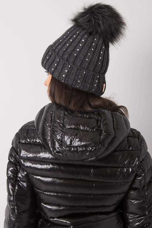 Tumši pelēka ziemas cepure ar aplikāciju