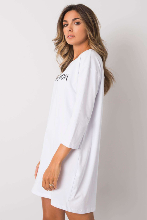 Balta kleita ar Raiņa uzrakstu