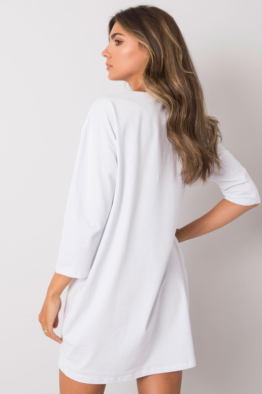 Balta kleita ar Raiņa uzrakstu