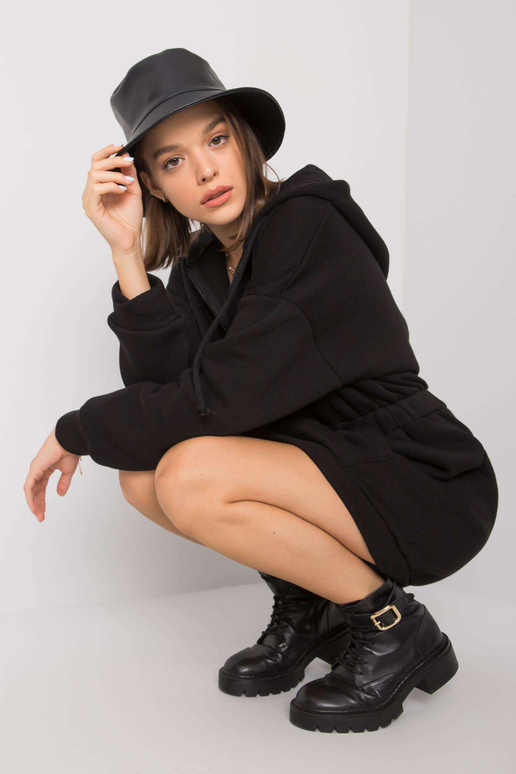 Skyla džemperīša kleita ar melnu kapuci