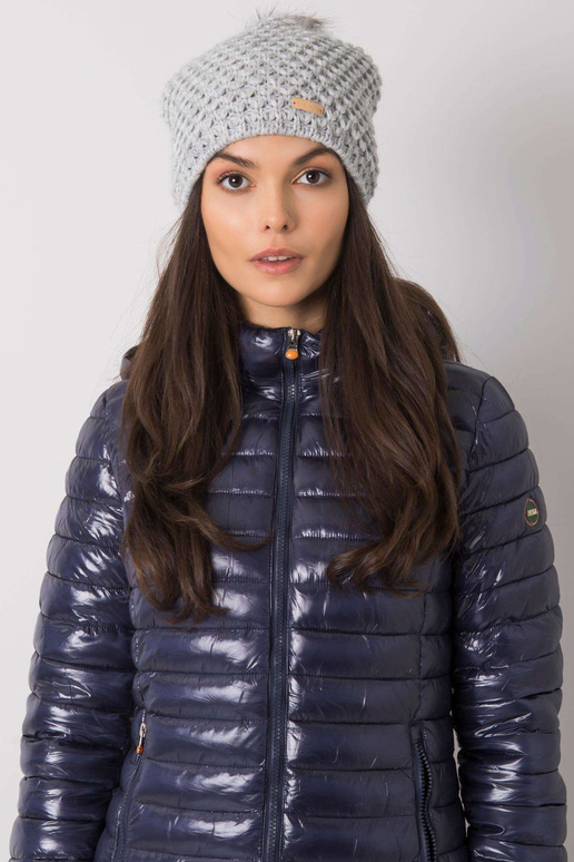 Pelēka ziemas cepure ar pomponu