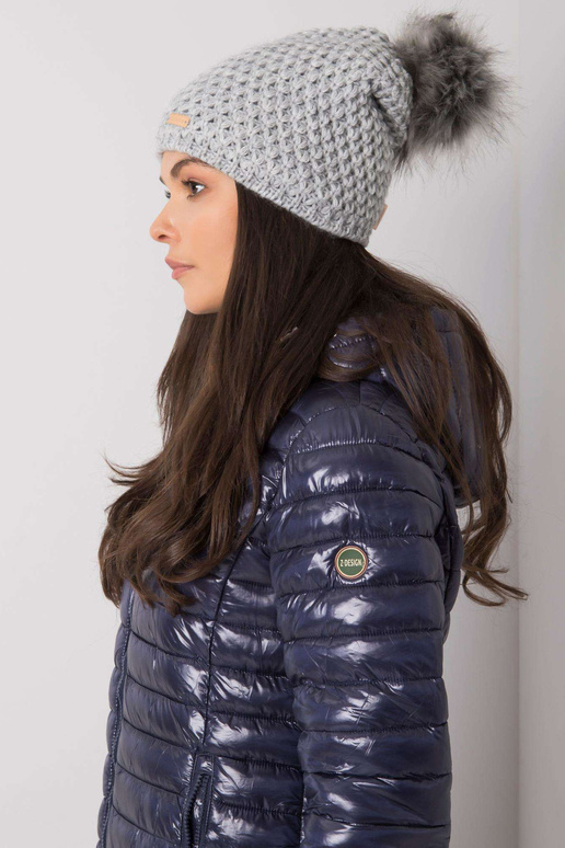 Pelēka ziemas cepure ar pomponu