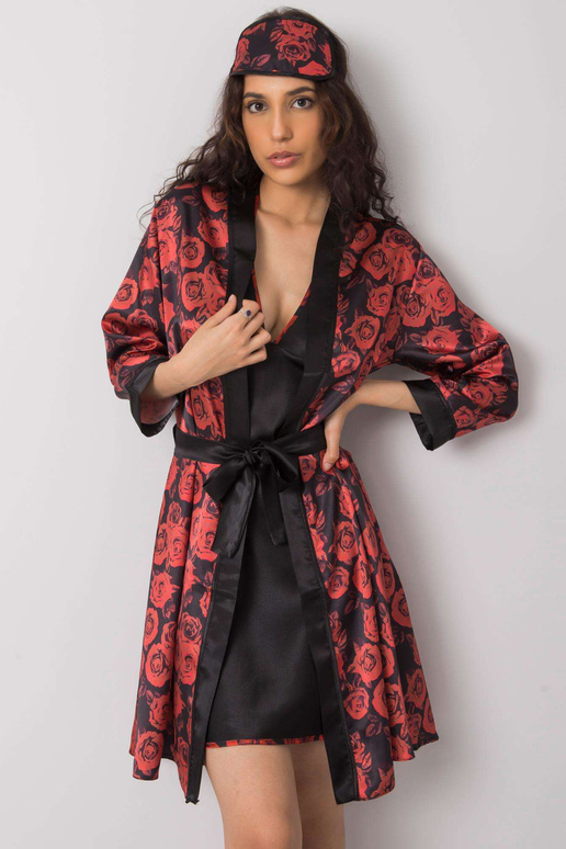 Melns naktsgaldiņš ar ziediem