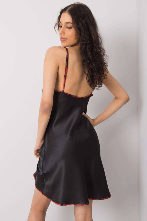 Melns naktsgaldiņš ar ziediem