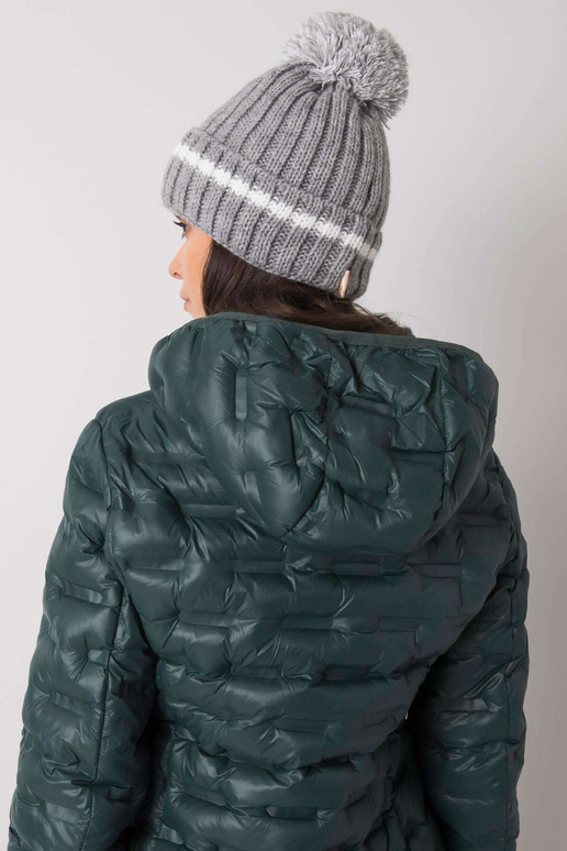 Pelēka cepure ar pomponu