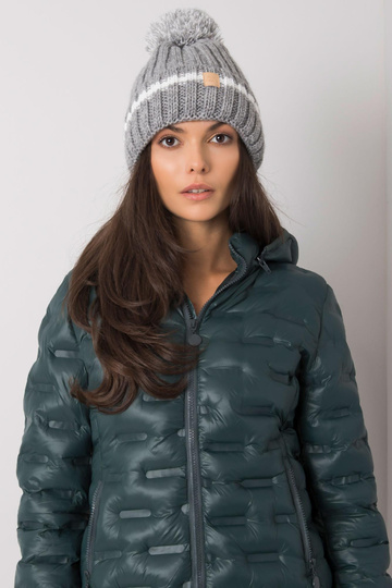 Pelēka cepure ar pomponu 2