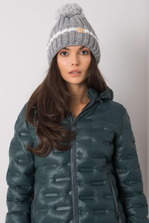 Pelēka cepure ar pomponu