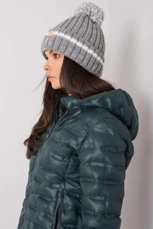 Pelēka cepure ar pomponu