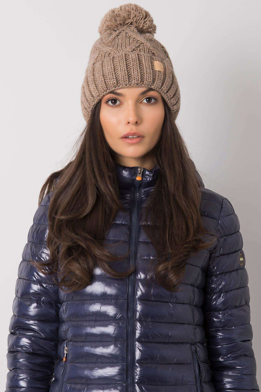 Tumši bēša ziemas cepure ar pomponu