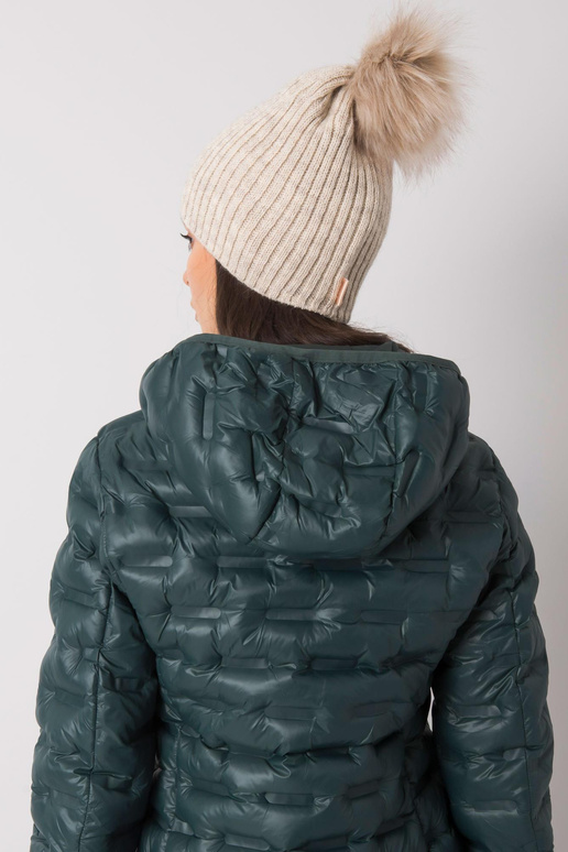 Bēša izolēta sieviešu cepure ar pušķi