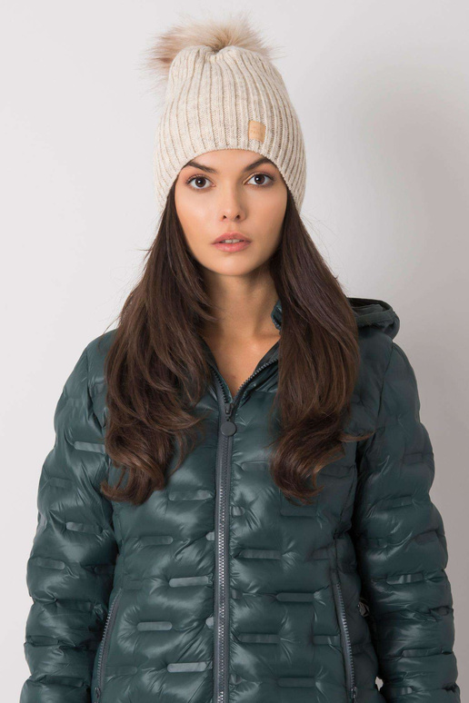 Bēša izolēta sieviešu cepure ar pušķi