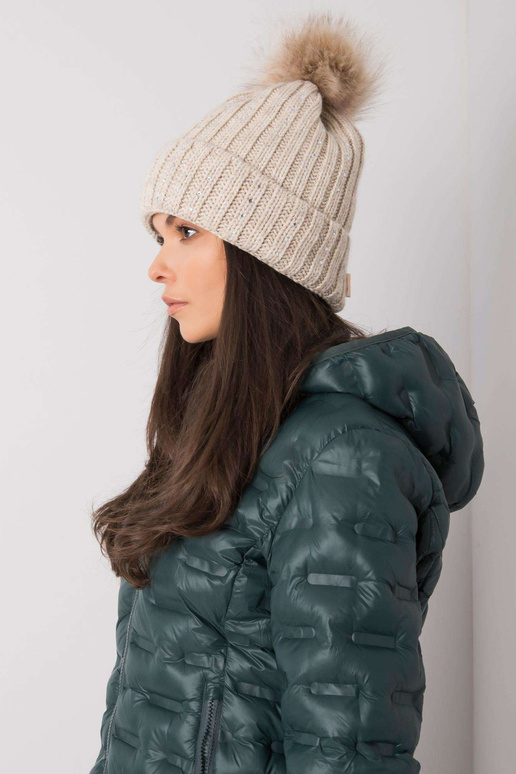 Bēša ziemas cepure ar aplikāciju