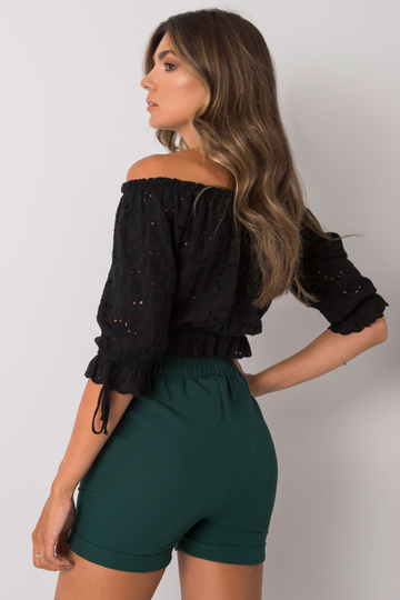 Tumši zaļi šorti ar ķēdītēm...