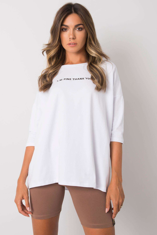 Balta blūze ar Kaylyn uzrakstu