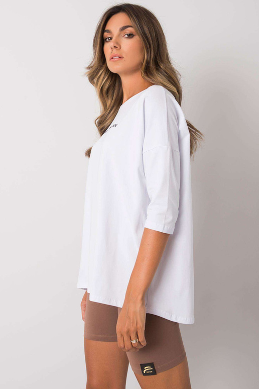 Balta blūze ar Kaylyn uzrakstu