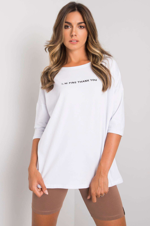 Balta blūze ar Kaylyn uzrakstu