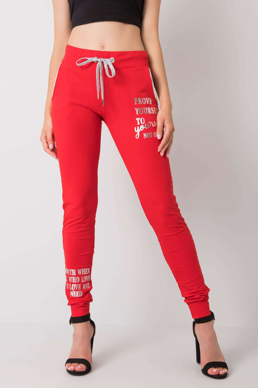 Sarkanas treniņbikses ar Fatemah...