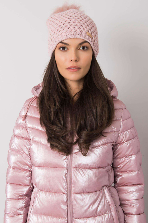 Gaiši rozā ziemas cepure ar pomponu