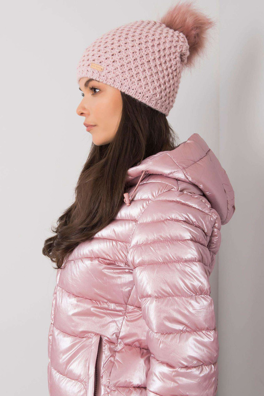 Gaiši rozā ziemas cepure ar pomponu