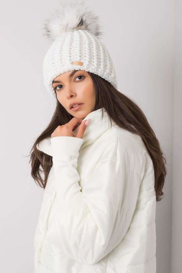 Balta sieviešu ziemas cepure