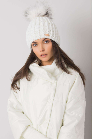 Balta sieviešu ziemas cepure 2