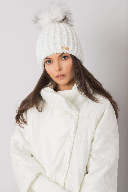 Balta sieviešu ziemas cepure