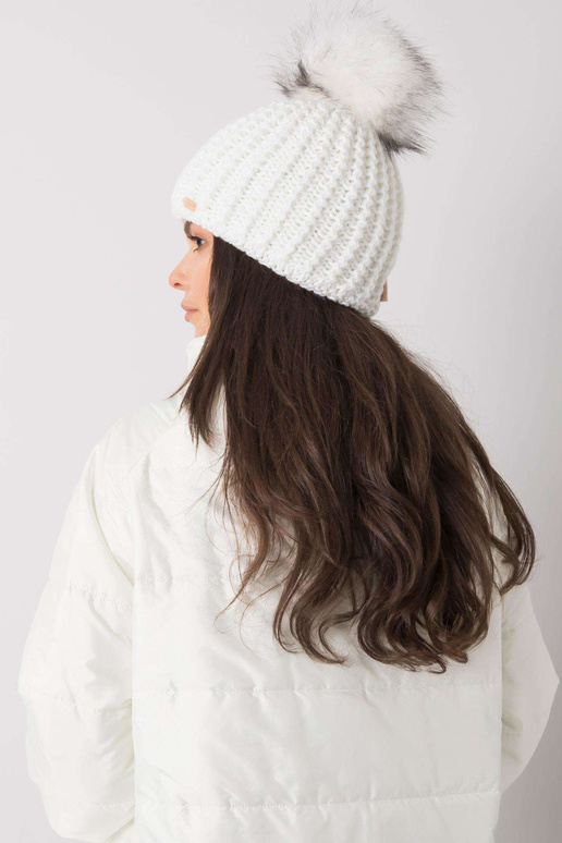 Balta sieviešu ziemas cepure