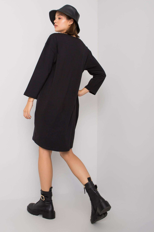 Melna kleita ar Raiņa uzrakstu